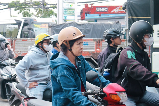 TPHCM: C&acirc;y xăng đ&ocirc;ng nghẹt người d&acirc;n xếp h&agrave;ng chờ đổ giữa trưa - Ảnh 6.