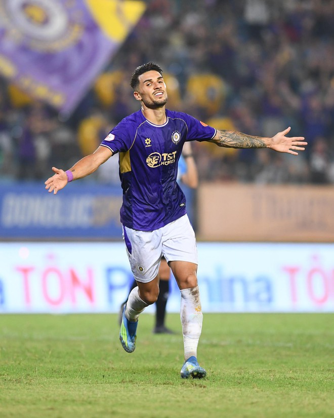 Ho&agrave;ng H&ecirc;n sắm vai "người h&ugrave;ng" trong trận thắng đậm của H&agrave; Nội FC - Ảnh 2.