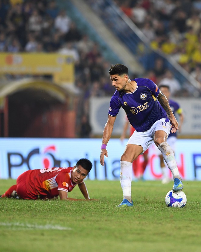 Ho&agrave;ng H&ecirc;n sắm vai "người h&ugrave;ng" trong trận thắng đậm của H&agrave; Nội FC - Ảnh 1.