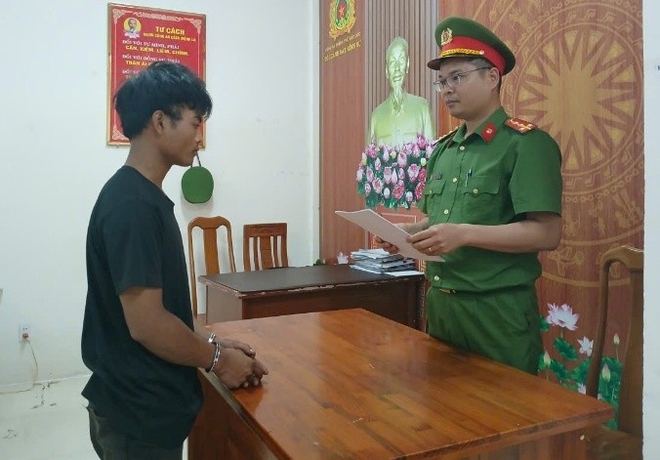 Hai thanh niên dùng súng nhựa, giả danh công an để đi cướp - Ảnh 2.