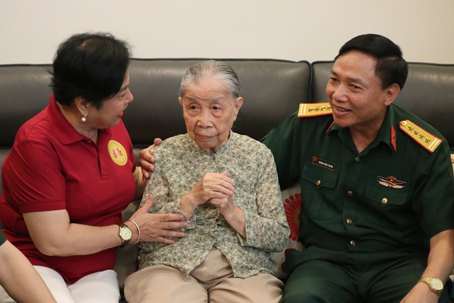 “Chuyến bay màu xanh”: Thăm, tặng quà người có công với cách mạng tại TPHCM - Ảnh 1.