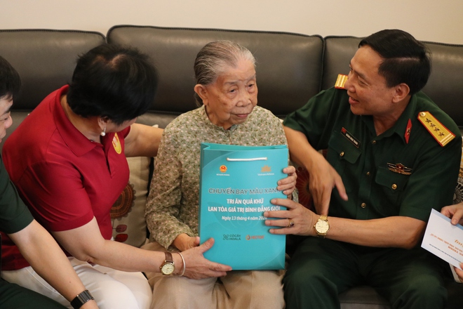 “Chuyến bay màu xanh”: Thăm, tặng quà người có công với cách mạng tại TPHCM - Ảnh 2.