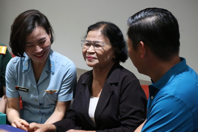 “Chuyến bay màu xanh”: Thăm, tặng quà người có công với cách mạng tại TPHCM - Ảnh 9.
