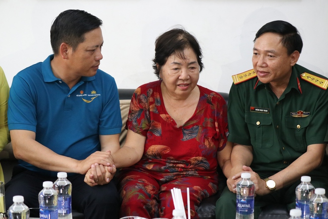 “Chuyến bay màu xanh”: Thăm, tặng quà người có công với cách mạng tại TPHCM - Ảnh 5.