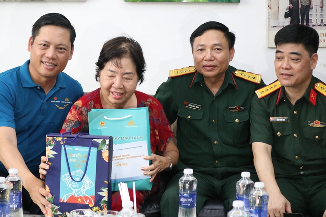 “Chuyến bay màu xanh”: Thăm, tặng quà người có công với cách mạng tại TPHCM - Ảnh 3.