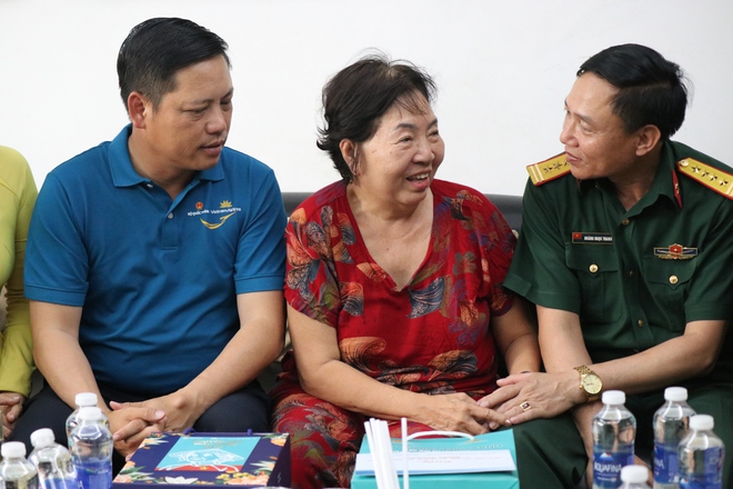 “Chuyến bay màu xanh”: Thăm, tặng quà người có công với cách mạng tại TPHCM - Ảnh 6.