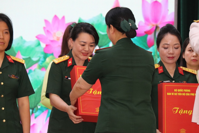 N&acirc;ng cao năng lực số, bảo đảm an to&agrave;n cho phụ nữ Qu&acirc;n đội trong kỷ nguy&ecirc;n số - Ảnh 6.