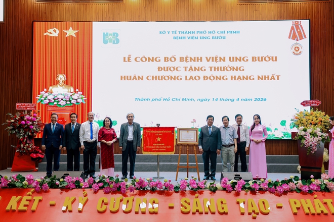 Bệnh viện Ung Bướu TPHCM đón nhận Huân chương Lao động hạng Nhất - Ảnh 2.