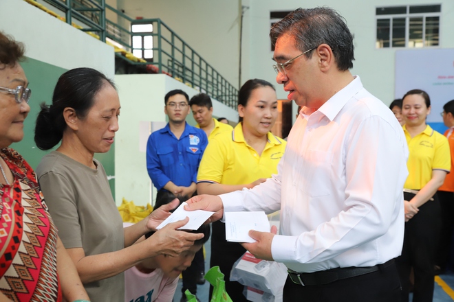 Ra qu&acirc;n chương tr&igrave;nh kh&aacute;m sức khỏe quy m&ocirc; lớn cho người d&acirc;n TPHCM - Ảnh 3.