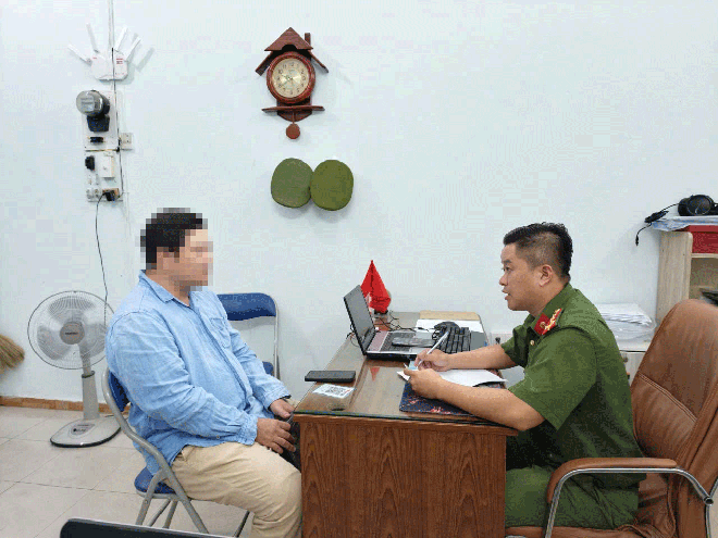 TPHCM: Ph&aacute;t hiện qua camera, xử phạt nguội 2 trường hợp vứt r&aacute;c nơi c&ocirc;ng cộng - Ảnh 2.