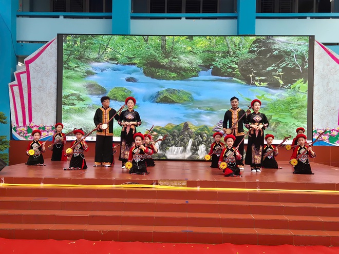 S&ocirc;i nổi Hội thi "Biểu diễn thời trang đồng b&agrave;o c&aacute;c d&acirc;n tộc Việt Nam" ở phường Ph&uacute; Thạnh - Ảnh 3.