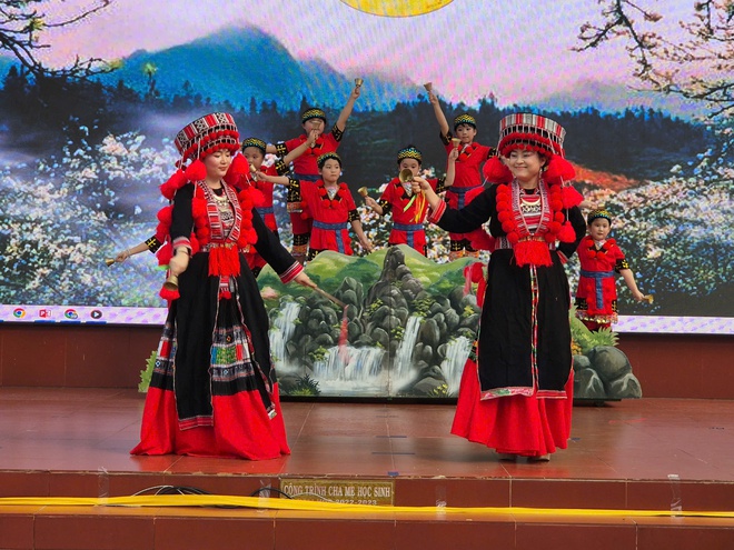 S&ocirc;i nổi Hội thi "Biểu diễn thời trang đồng b&agrave;o c&aacute;c d&acirc;n tộc Việt Nam" ở phường Ph&uacute; Thạnh - Ảnh 4.