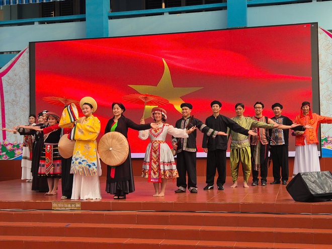 S&ocirc;i nổi Hội thi "Biểu diễn thời trang đồng b&agrave;o c&aacute;c d&acirc;n tộc Việt Nam" ở phường Ph&uacute; Thạnh - Ảnh 5.