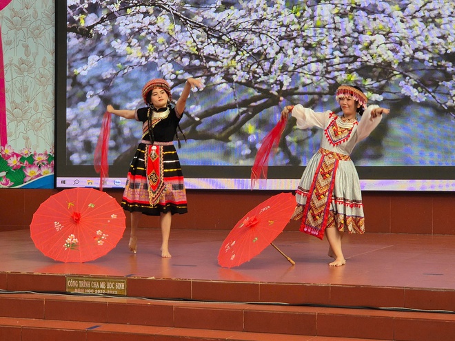 S&ocirc;i nổi Hội thi "Biểu diễn thời trang đồng b&agrave;o c&aacute;c d&acirc;n tộc Việt Nam" ở phường Ph&uacute; Thạnh - Ảnh 2.