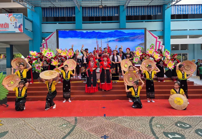 S&ocirc;i nổi Hội thi "Biểu diễn thời trang đồng b&agrave;o c&aacute;c d&acirc;n tộc Việt Nam" ở phường Ph&uacute; Thạnh - Ảnh 1.