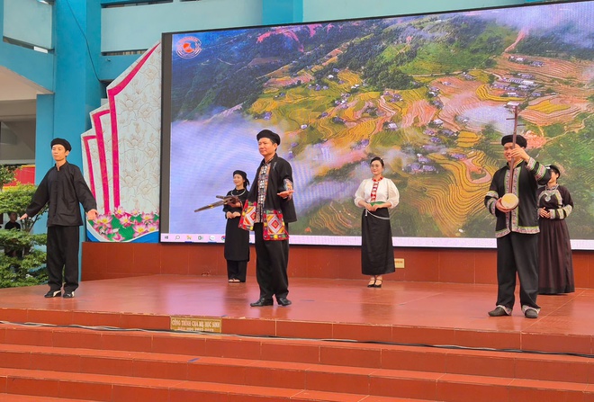 S&ocirc;i nổi Hội thi "Biểu diễn thời trang đồng b&agrave;o c&aacute;c d&acirc;n tộc Việt Nam" ở phường Ph&uacute; Thạnh - Ảnh 6.