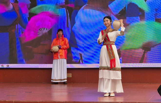 S&ocirc;i nổi Hội thi "Biểu diễn thời trang đồng b&agrave;o c&aacute;c d&acirc;n tộc Việt Nam" ở phường Ph&uacute; Thạnh - Ảnh 7.