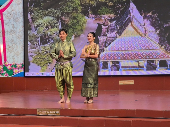 S&ocirc;i nổi Hội thi "Biểu diễn thời trang đồng b&agrave;o c&aacute;c d&acirc;n tộc Việt Nam" ở phường Ph&uacute; Thạnh - Ảnh 8.