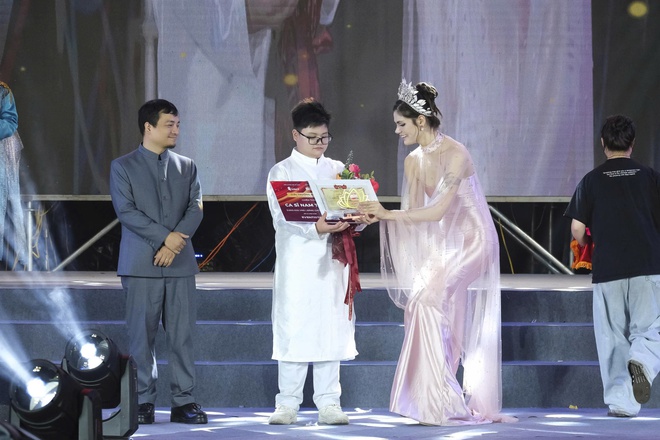 Đo&agrave;n Ngọc Gia Bảo đoạt giải Nam ca sĩ triển vọng tại B&uacute;p Sen v&agrave;ng  - Ảnh 5.