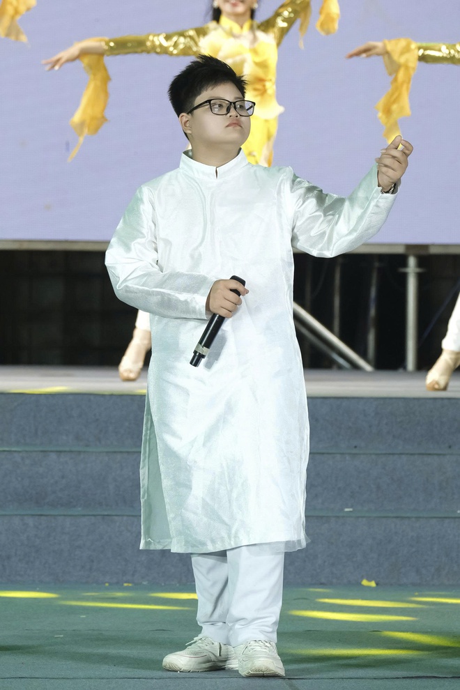 Đo&agrave;n Ngọc Gia Bảo đoạt giải Nam ca sĩ triển vọng tại B&uacute;p Sen v&agrave;ng  - Ảnh 6.