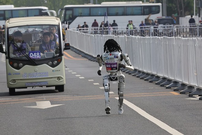 Robot chạy marathon: Đường đua th&agrave;nh s&acirc;n khấu h&agrave;i - Ảnh 5.