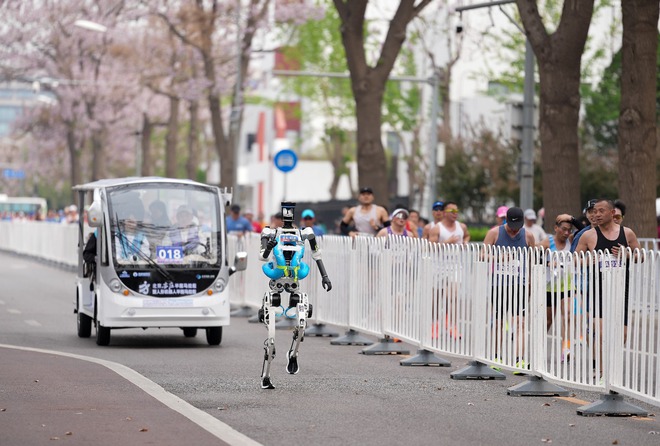 Robot chạy marathon: Đường đua th&agrave;nh s&acirc;n khấu h&agrave;i - Ảnh 4.