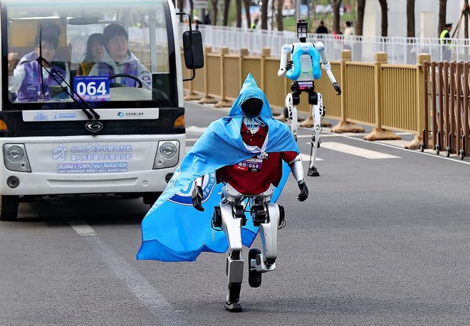 Robot chạy marathon: Đường đua th&agrave;nh s&acirc;n khấu h&agrave;i - Ảnh 3.