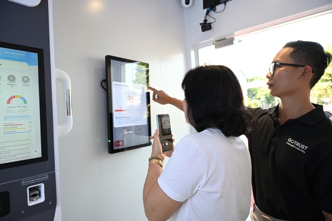 Người cao tuổi th&iacute;ch th&uacute; trải nghiệm trạm c&ocirc;ng d&acirc;n số - Ảnh 2.