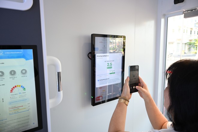 Người cao tuổi th&iacute;ch th&uacute; trải nghiệm trạm c&ocirc;ng d&acirc;n số - Ảnh 1.