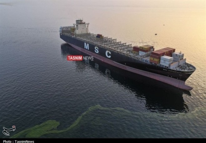 Iran c&ocirc;ng bố loạt ảnh bắt 2 t&agrave;u container ở eo biển Hormuz - Ảnh 4.