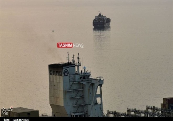 Iran c&ocirc;ng bố loạt ảnh bắt 2 t&agrave;u container ở eo biển Hormuz - Ảnh 6.