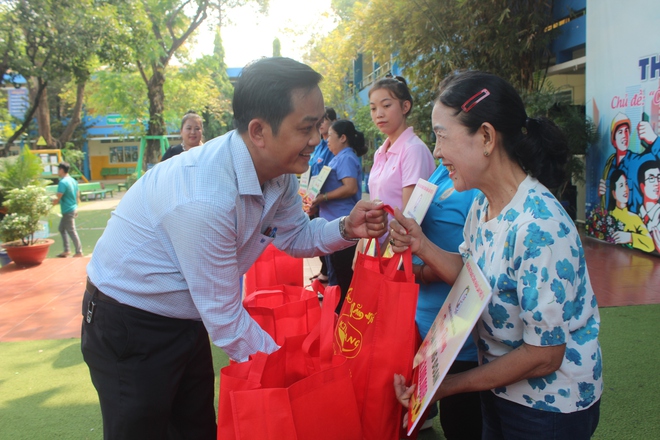 Th&aacute;ng C&ocirc;ng nh&acirc;n: Người lao động hạnh ph&uacute;c khi được chăm lo, tặng bếp ấm  - Ảnh 4.