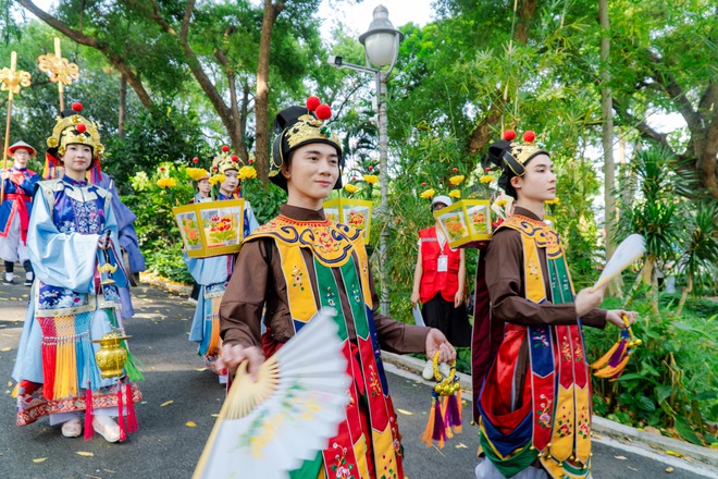 VIDEO: H&agrave;ng trăm người trẻ c&ugrave;ng mặc cổ phục Việt Nam diễu h&agrave;nh tại Thảo Cầm Vi&ecirc;n - Ảnh 15.