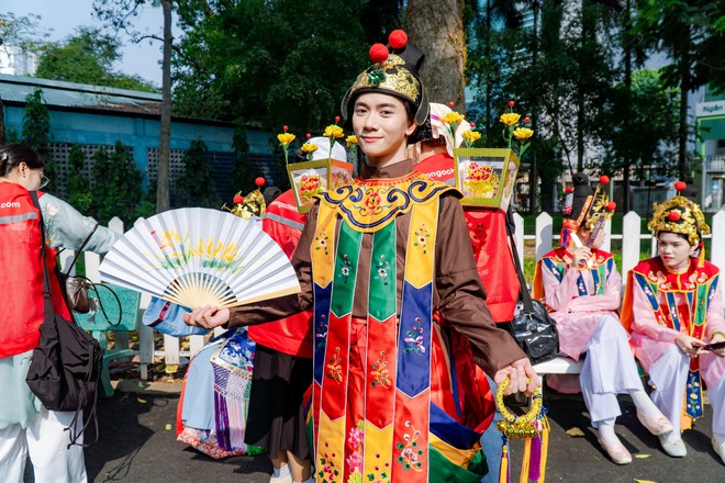 VIDEO: H&agrave;ng trăm người trẻ c&ugrave;ng mặc cổ phục Việt Nam diễu h&agrave;nh tại Thảo Cầm Vi&ecirc;n - Ảnh 14.