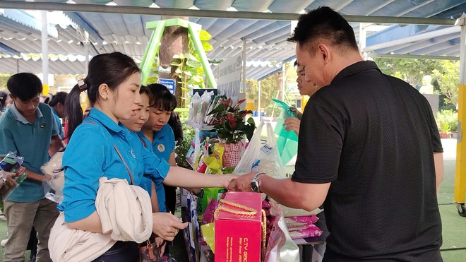 Th&aacute;ng C&ocirc;ng nh&acirc;n: Người lao động hạnh ph&uacute;c khi được chăm lo, tặng bếp ấm  - Ảnh 5.