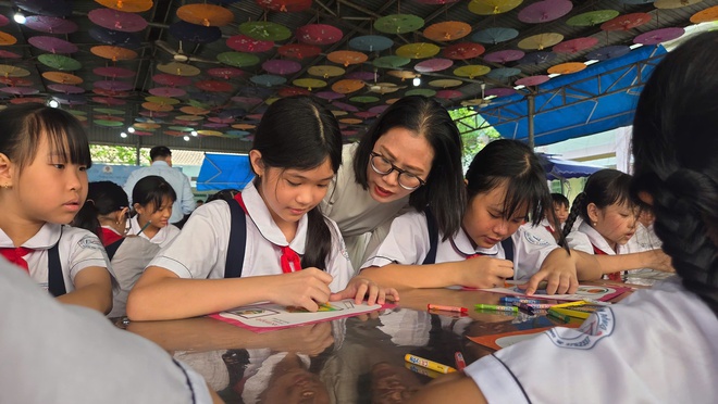 "Mở s&aacute;ch - Mở tương lai" đến học sinh tiểu học TPHCM - Ảnh 2.