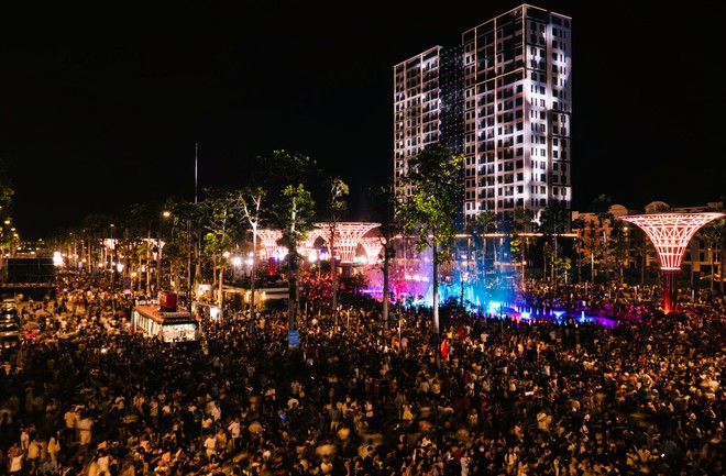 Biển người đổ về Sầm Sơn thưởng thức ca nhạc, xem bắn ph&aacute;o hoa - Ảnh 5.