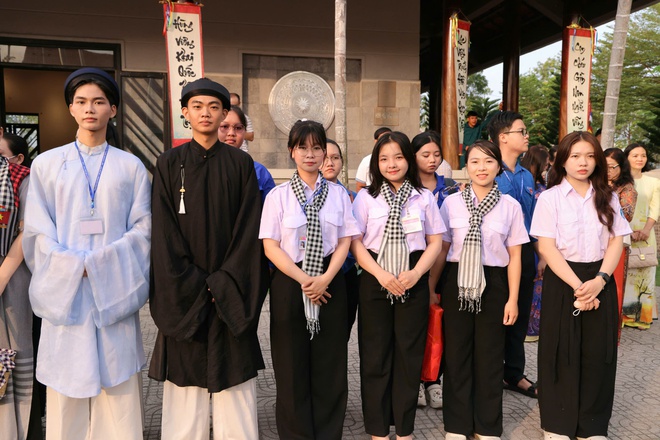 Đ&ocirc;ng đảo người d&acirc;n tham dự lễ Giỗ Tổ tại Đền thờ Vua H&ugrave;ng ở TP Cần Thơ - Ảnh 10.