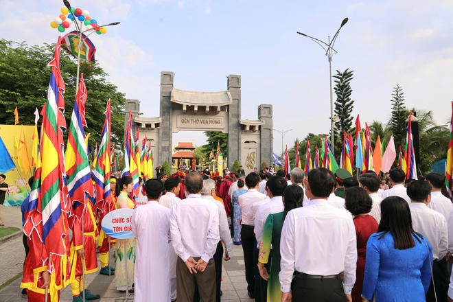 Đ&ocirc;ng đảo người d&acirc;n tham dự lễ Giỗ Tổ tại Đền thờ Vua H&ugrave;ng ở TP Cần Thơ - Ảnh 11.