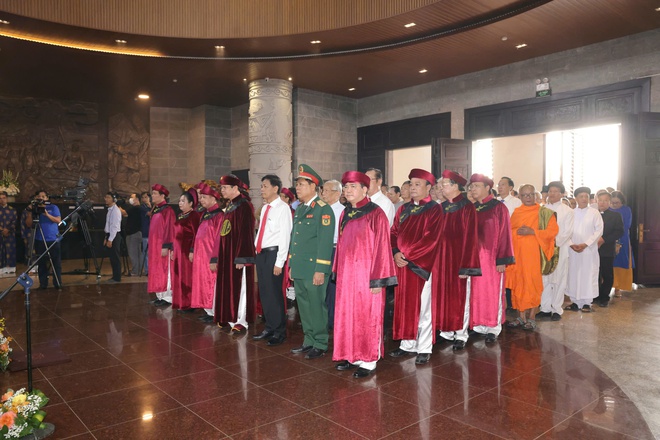 Đ&ocirc;ng đảo người d&acirc;n tham dự lễ Giỗ Tổ tại Đền thờ Vua H&ugrave;ng ở TP Cần Thơ - Ảnh 9.