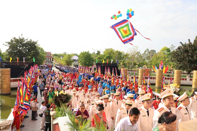 Đ&ocirc;ng đảo người d&acirc;n tham dự lễ Giỗ Tổ tại Đền thờ Vua H&ugrave;ng ở TP Cần Thơ - Ảnh 12.