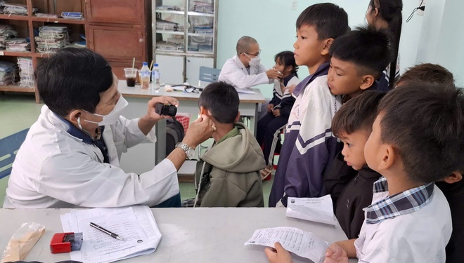 C&ocirc;ng đo&agrave;n phối hợp chăm s&oacute;c sức khỏe cho người d&acirc;n x&atilde; Đặng Th&ugrave;y Tr&acirc;m - Ảnh 1.