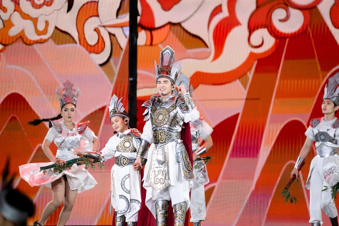 Đan Trường c&ugrave;ng con trai h&aacute;t Sử ca  - Ảnh 5.