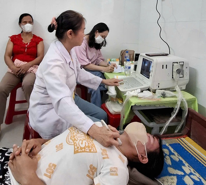 C&ocirc;ng đo&agrave;n phối hợp chăm s&oacute;c sức khỏe cho người d&acirc;n x&atilde; Đặng Th&ugrave;y Tr&acirc;m - Ảnh 2.