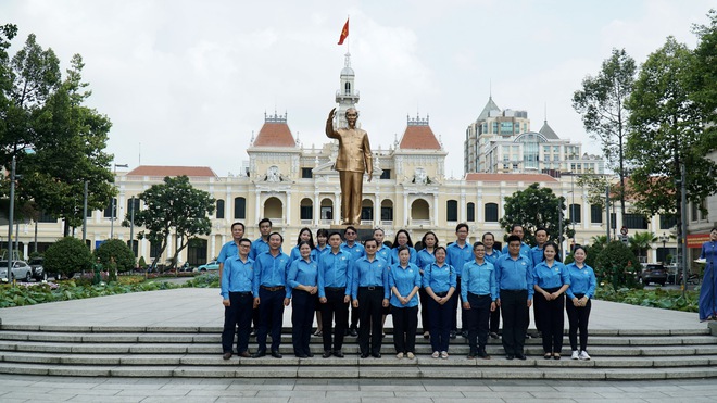 C&aacute;n bộ C&ocirc;ng đo&agrave;n, CNVC-LĐ TPHCM d&acirc;ng hương, d&acirc;ng hoa tưởng nhớ B&aacute;c Hồ, B&aacute;c T&ocirc;n - Ảnh 9.