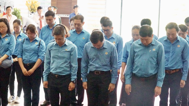 C&aacute;n bộ C&ocirc;ng đo&agrave;n, CNVC-LĐ TPHCM d&acirc;ng hương, d&acirc;ng hoa tưởng nhớ B&aacute;c Hồ, B&aacute;c T&ocirc;n - Ảnh 4.