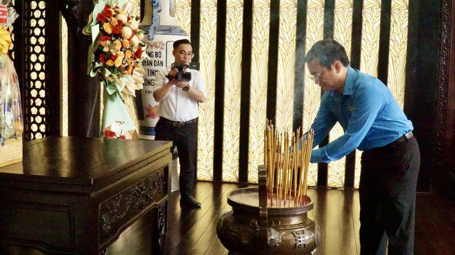 C&aacute;n bộ C&ocirc;ng đo&agrave;n, CNVC-LĐ TPHCM d&acirc;ng hương, d&acirc;ng hoa tưởng nhớ B&aacute;c Hồ, B&aacute;c T&ocirc;n - Ảnh 1.