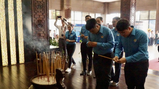 C&aacute;n bộ C&ocirc;ng đo&agrave;n, CNVC-LĐ TPHCM d&acirc;ng hương, d&acirc;ng hoa tưởng nhớ B&aacute;c Hồ, B&aacute;c T&ocirc;n - Ảnh 5.