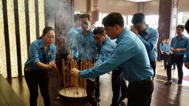 C&aacute;n bộ C&ocirc;ng đo&agrave;n, CNVC-LĐ TPHCM d&acirc;ng hương, d&acirc;ng hoa tưởng nhớ B&aacute;c Hồ, B&aacute;c T&ocirc;n - Ảnh 6.