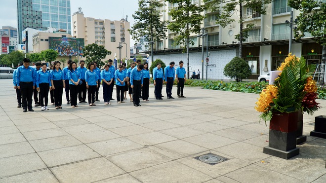 C&aacute;n bộ C&ocirc;ng đo&agrave;n, CNVC-LĐ TPHCM d&acirc;ng hương, d&acirc;ng hoa tưởng nhớ B&aacute;c Hồ, B&aacute;c T&ocirc;n - Ảnh 3.